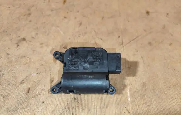 Volkswagen Touran I Air flap motor/actuator 1K1907511G 0132801338