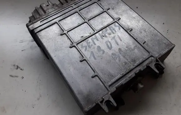 Renault Scenic I Engine control unit/module 0281010077