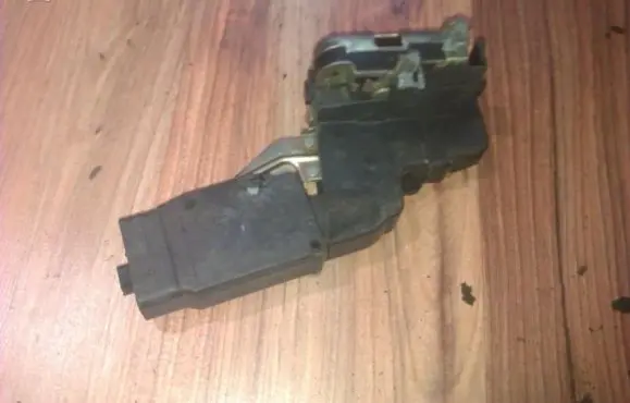 Mitsubishi Carisma Front door lock