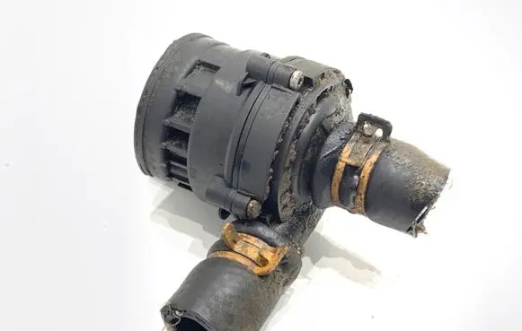 Oil filter mounting bracket