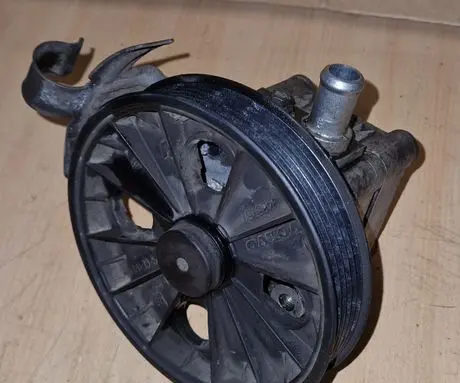 Volvo V70 Power steering pump 30741121
