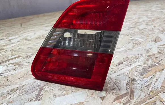 Tailgate rear/tail lights