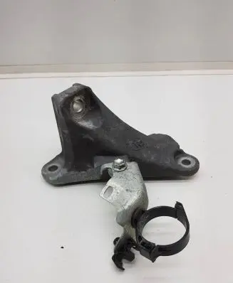 Toyota RAV 4 (XA50) Engine mounting bracket