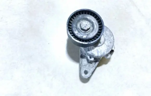Volkswagen Scirocco Generator/alternator belt tensioner 04l903315a