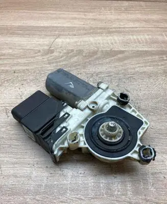 Volkswagen Golf IV Rear door window regulator motor F005S00030 101388101