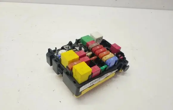 Opel Grandland X Fuse module 9804846880