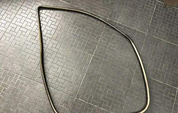 Toyota Land Cruiser (J120) Front door rubber seal