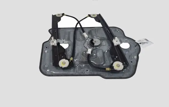 Nissan Qashqai Front door window regulator with motor