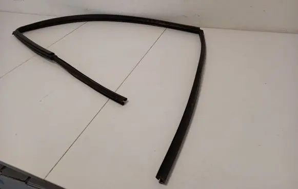 Toyota Yaris Front door glass trim molding 681510D100