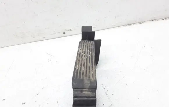 Mercedes-Benz C W203 Accelerator throttle pedal A2033010001