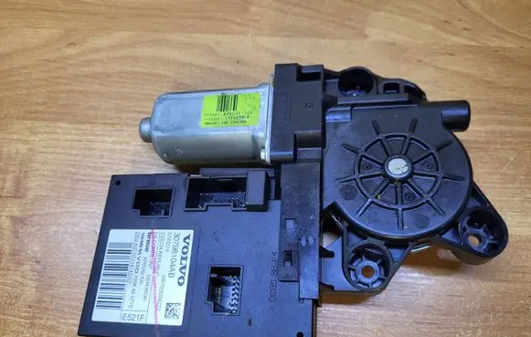 Volvo S40 Front door window regulator motor 979037-100