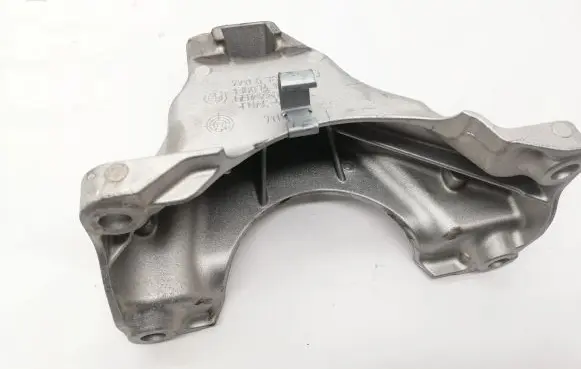 BMW 4 F32 F33 Engine mounting bracket 13807410 6788616