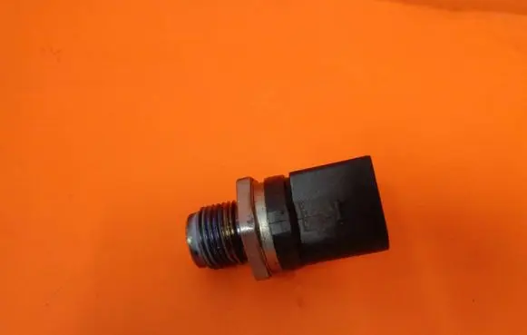BMW 1 E81 E87 Fuel pressure sensor 