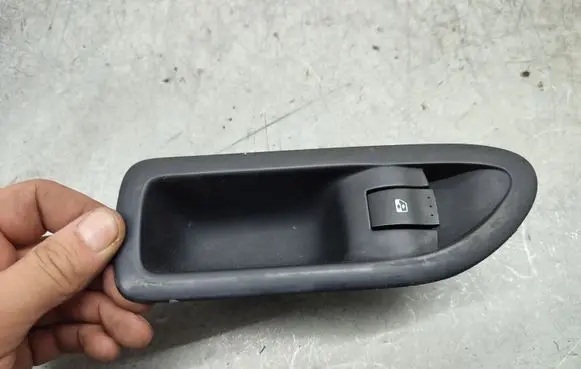 Renault Laguna II Electric window control switch 8200016013