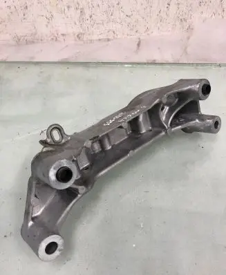 Opel Mokka B Engine mounting bracket 9813582980