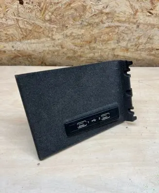 Mercedes-Benz GLE (W166 - C292) USB socket connector A1728202826