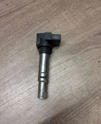 Volkswagen Golf V High voltage ignition coil 0401S00403 U5002 141N