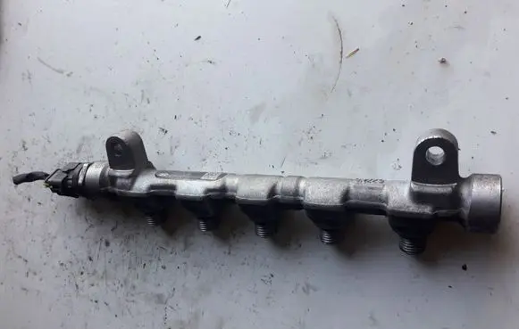 Hyundai i20 (PB PBT) Fuel distributor 0445214181