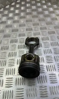 KIA Sportage Piston with connecting rod