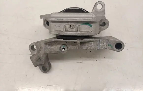 Nissan Qashqai J12 Engine mount bracket