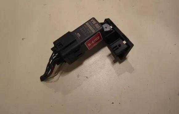 Volkswagen Golf V Glow plug pre-heat relay 038907281D 5144252 0522120504