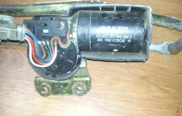 Renault Clio I Wiper motor 0390246332cep