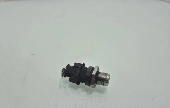Nissan Qashqai+2 Fuel pressure sensor H8200703127