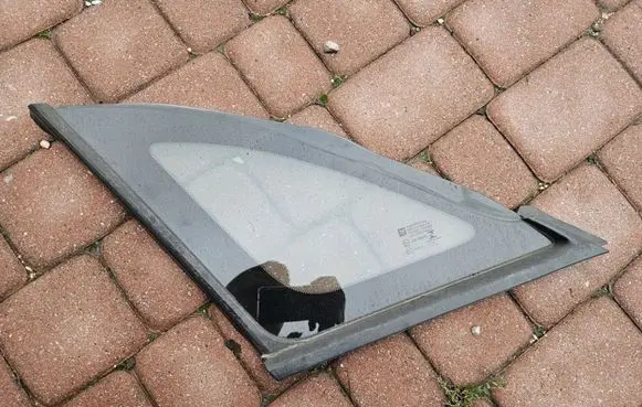 Opel Crossland X Front triangle window/glass 11TYS