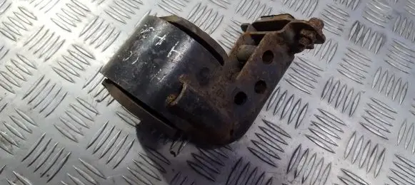 Hyundai Accent Engine mount bracket