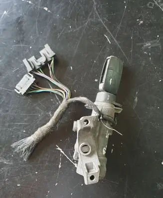 Volkswagen PASSAT B5.5 Ignition lock 4B0905851