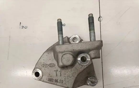 Hyundai Kona I Engine mounting bracket