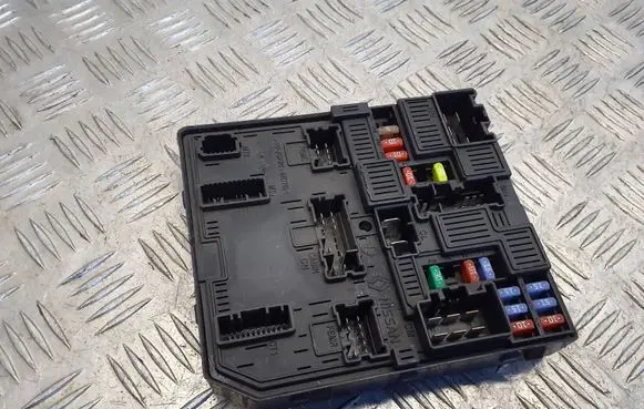 Nissan Qashqai Fuse module 284B74BA0A 521501F08 2080086877