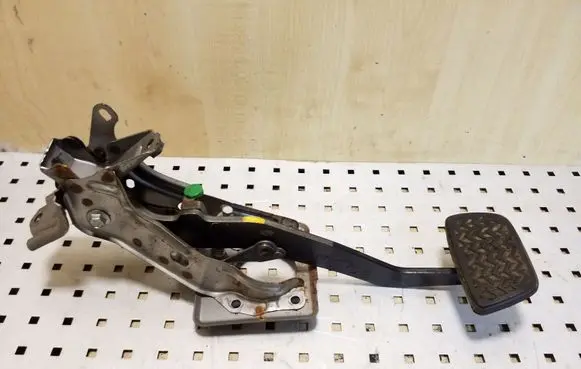 Lexus RX 330 - 350 - 400H Brake pedal