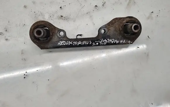 Nissan Qashqai+2 Rear differential/diff mount bracket 