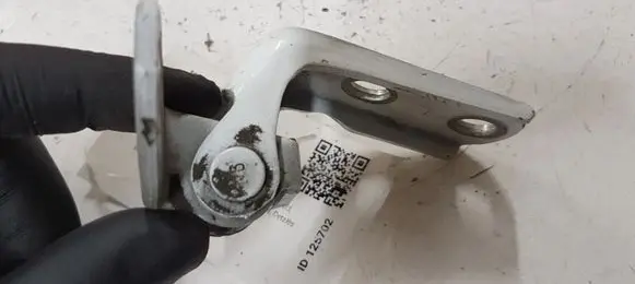 Toyota Prius (XW30) Rear door lower hinge