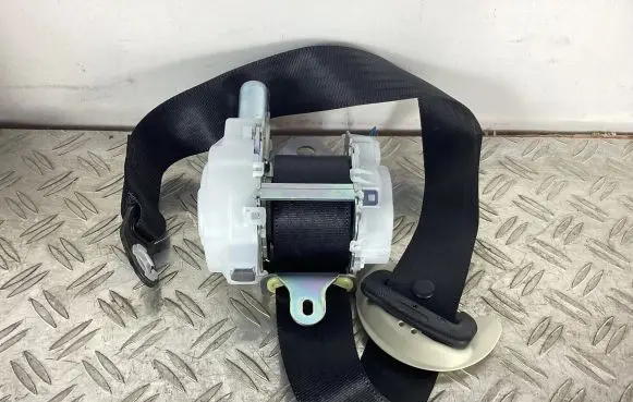 Lexus CT 200H Front seatbelt J082512