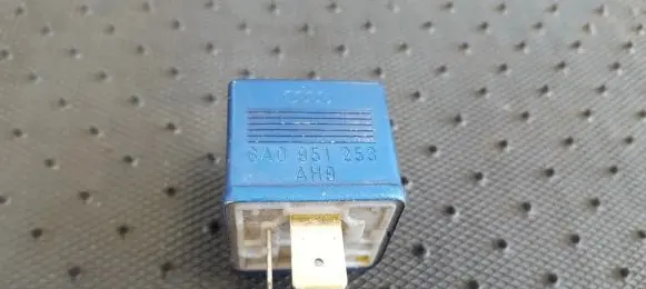 Volkswagen PASSAT B5.5 Other relay 8A0951253AH9 8A0951253