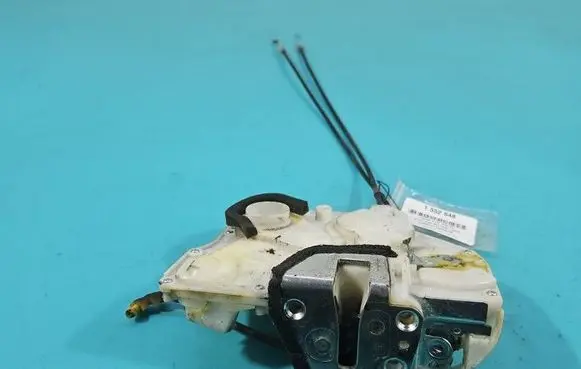 Suzuki Swift I Front door lock IMPRK1552648