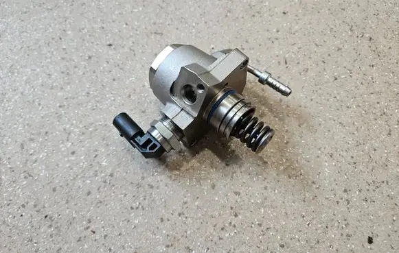 Audi A8 S8 D4 4H Fuel injection high pressure pump 06E127026D