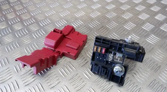Toyota Yaris XP210 Fuse module 826210D050 82620K0020 8267033140