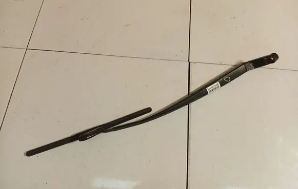 Front wiper blade arm