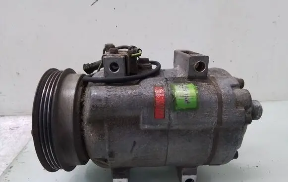 Volkswagen PASSAT B5 Air conditioning (A/C) compressor (pump) 8D0260805D