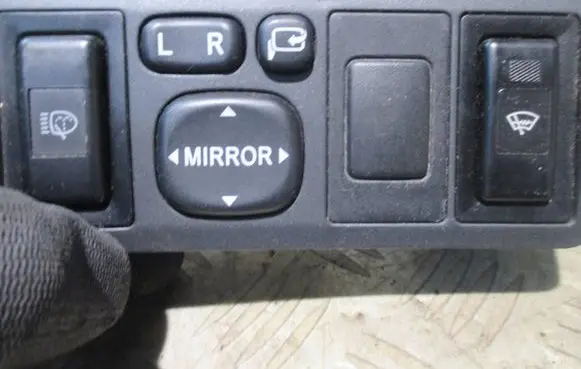 Toyota Avensis T250 Windscreen/window heater switch 156762