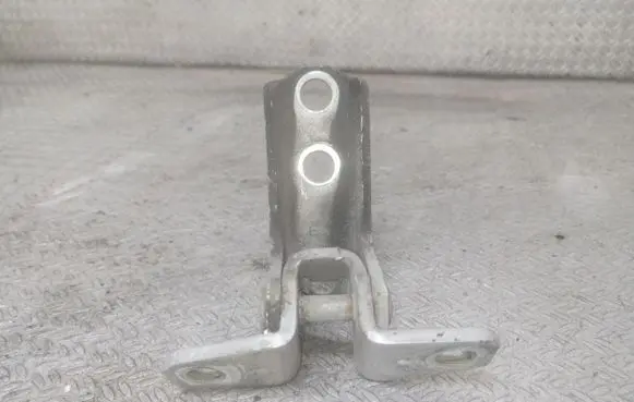Mitsubishi Lancer VIII Front door lower hinge A046834