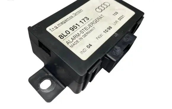 Audi A8 S8 D2 4D Alarm control unit/module 8L0951173