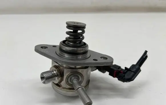 Peugeot 3008 III Fuel injection high pressure pump 9841157780