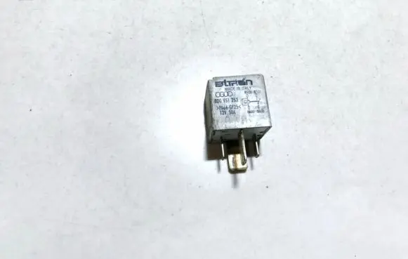 Volkswagen PASSAT B5 Other relay 8d0951253