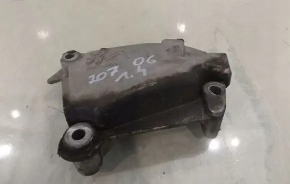 Peugeot 207 Engine mounting bracket