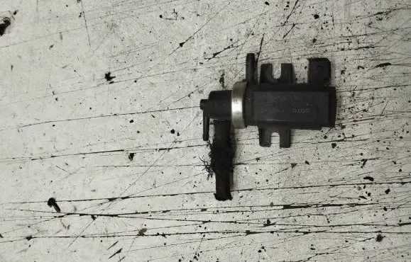 Audi A4 S4 B5 8D Turbo solenoid valve 72190320