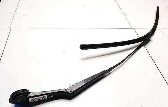 Ford Focus Front wiper blade arm bm5117526ab